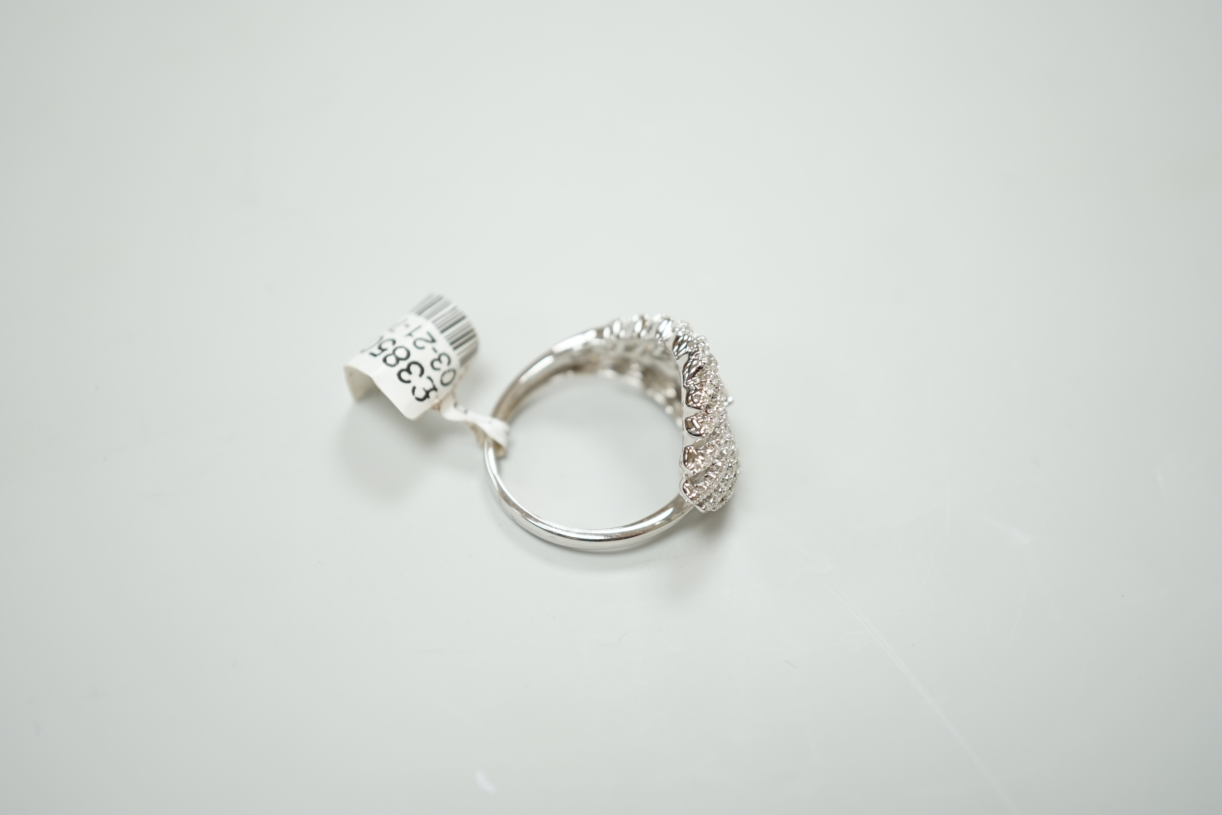 An 18ct white gold and diamond peacock feather design ring, size N